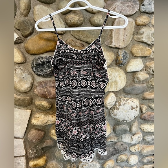 Parisian Collection Printed Romper - Picture 4 of 6